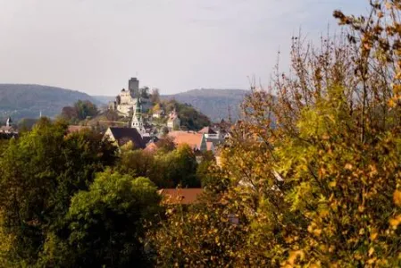 Blick aus der Ferne auf das Haus Altmühltal