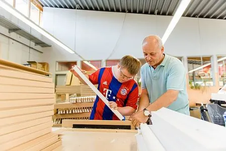 Zwei Menschen arbeiten mit Holf