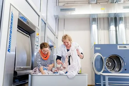 Zwei Frauen stehen vor einer Waschmaschine
