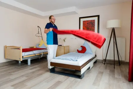 Altenpfleger macht Bett im Rummelsberger Stift St. Lorenz Nürnberg