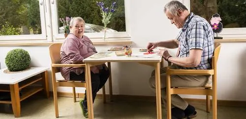 Zwei Menschen sitzen an einem Tisch in der Senioren Tagesstätte Pappenheim