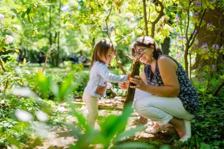 Kind mit Erzieherin im Wald
