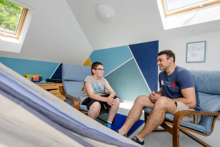 Jugendlicher mit Therapeut im Gespäch
