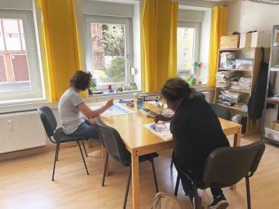 Eine Frau und eine Frau ohne Migrationshintergrund beim Zeichnen