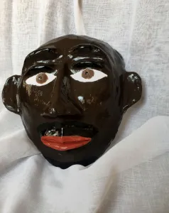Die Skulptur eines Gesichtes mit dunkler Hautfarbe