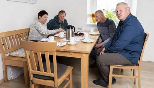 Vier Menschen sitzen an einem Tisch