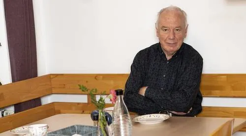 Ein Mann sitzt an einem Tisch
