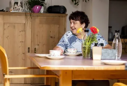 Frau sitzt an einem Tisch
