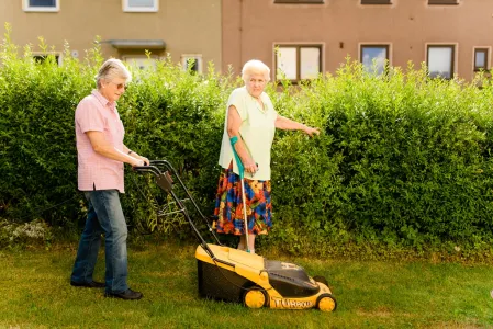 Ehrenamtliches Engagement - Hilfe bei Gartenarbeiten