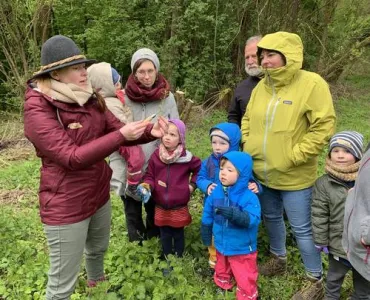 Kinder hören einer Frau zu