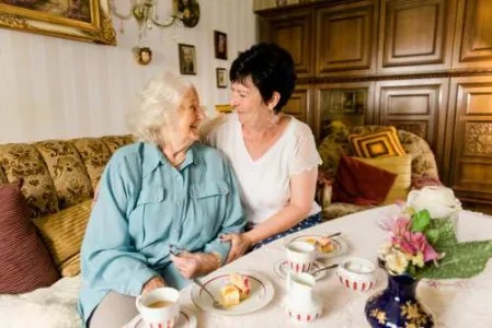 Seniorin beim Kaffee und Kuchen