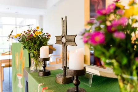 Altar geschmückt mit Blumen und Kerzen