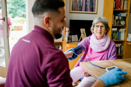 Seniorin zuhause mit Pflegefachmann