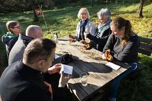 Sechs Menschen sitzen an einem Tisch