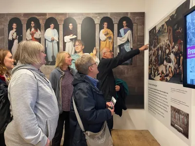 Erwachsene im Museum