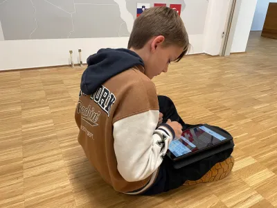 Junge mit Tablet auf dem Boden sitzend