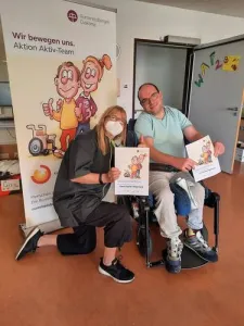 Eine Pflegerin und ein Mann im Rollstuhl