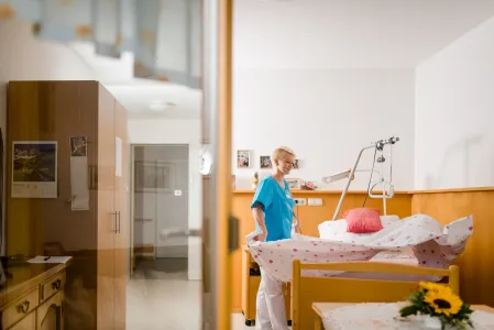 Bewohnerinnenzimmer mit Pflegefachkraft 