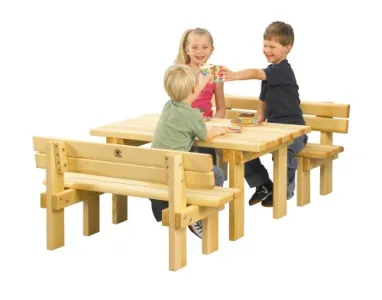 Kinder Bank und Tisch