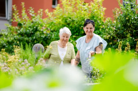 Leipheim - Seniorin mit Pflegfachkraft im Garten 
