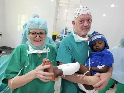 Dr. A. Schraml und G. Wittmann auf dem Weg zum Gipszimmer in Tansania