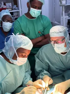 Das Team von Projekt Feuerkinder bei einer OP in Tansania