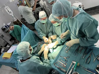Das Team von Projekt Feuerkinder beim operieren in Tansania