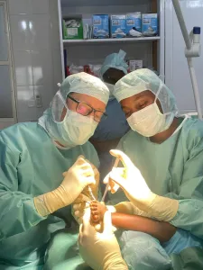 Dr. S. Oehler und Dr. G. Mungure beim operieren in Tansania