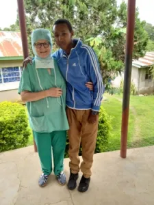 Bild von Peter mit Dr. Annemarie Schraml vom Projekt Feuerkinder