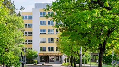 Frontalansicht mit Eingangsbereich des Berufsbildungswerkes