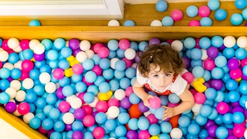 Krippenkind im Bällebad