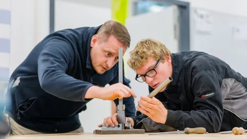 Ausbilder erklärt Azubi etwas