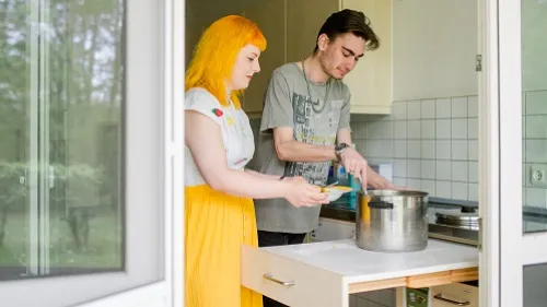 Zwei junge Erwachsene beim Kochen