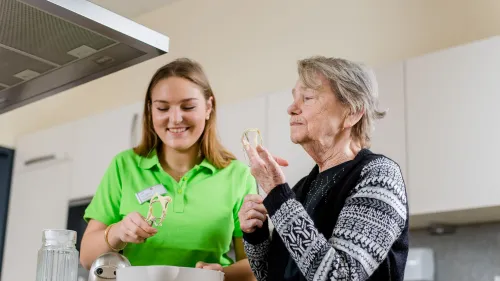 Zwei Frauen beim Backen