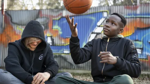 zwei Jugendliche mit Basketball