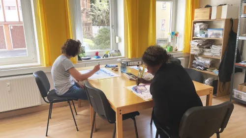 Eine Frau und eine Frau ohne Migrationshintergrund beim Zeichnen