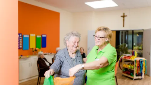 Zwei Frauen lachen zusammen