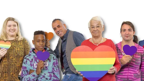 Viele Menschen nebeneinander mit Herzen in der Hand