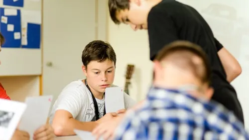 Ein Junge schaut auf ein Handy