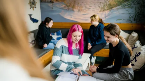 Jugendliche mit Pädagogin 