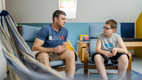 Jugendlicher mit Therapeut im Gespräch