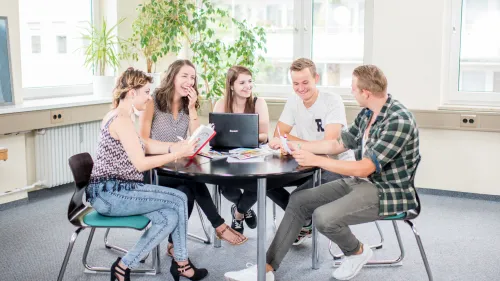 Fünf Schüler lernend an einem Tisch in der Fachakademie Nürnberg