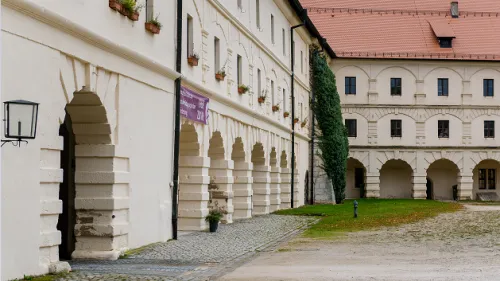 Außenansicht der Berufsfachschule für Pflege und Altenpflegehilfe Weißenburg