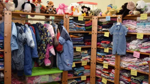 Regale mit Kleidung und Spielsachen