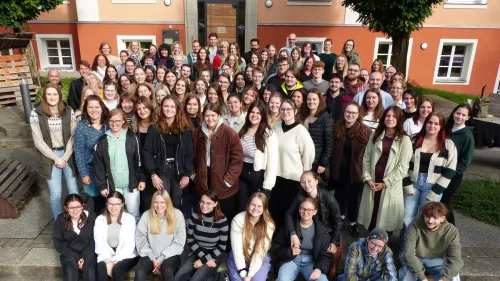 Alle Berufspraktikanten vor der Schule