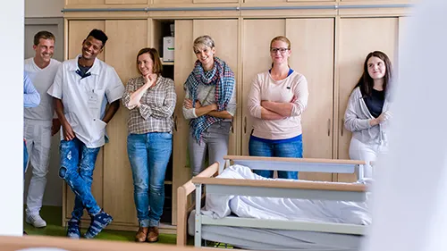 Lernende stehen an der Wand