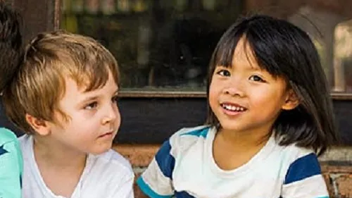 Kinder sitzen auf Bank