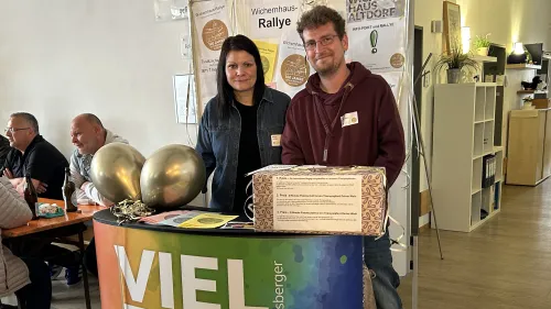 Kevin Kellermann, Heilpädagoge und Ausbildungsbeauftragter für die Region Nürnberger Land, sowie Stefanie Leniger, Vorsitzende der Mitarbeitervertretung, organisierten das Fest mit und hießen die Besucher*innen herzlich willkommen. 