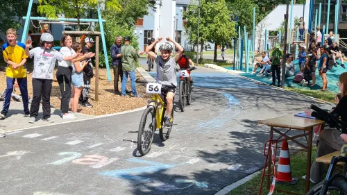 Rund junge 60 Fahrer*innen gingen 2024 beim Mountainbike-Rennen in Rummelsberg an den Start.