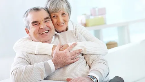 älteres Ehepaar auf Sofa